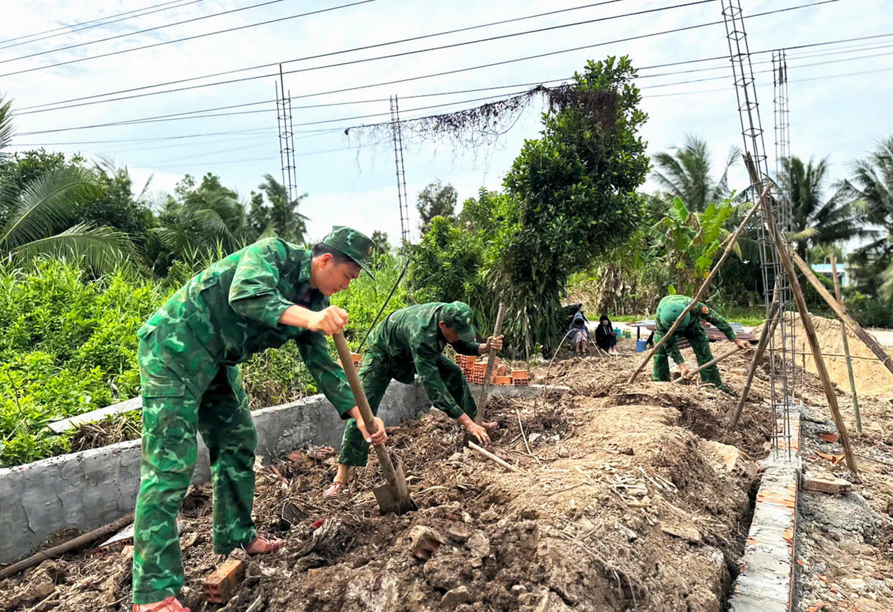Đồn BP Khánh Hội hỗ trợ san lấp mặt bằng xây dựng nhà cho người có công trên địa bàn (Ảnh: H.T).