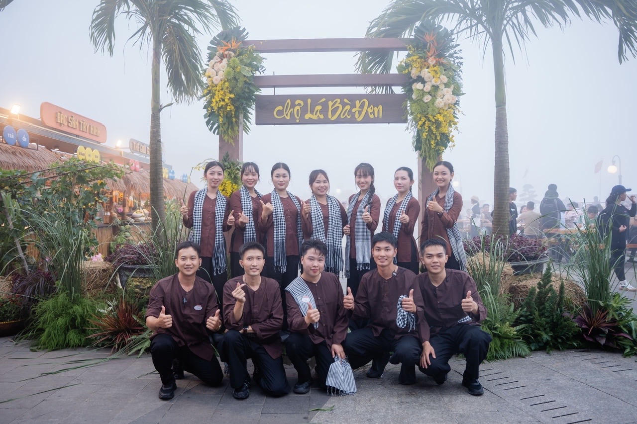Chợ lá Bà Đen. Ảnh: Tiến Dũng.
