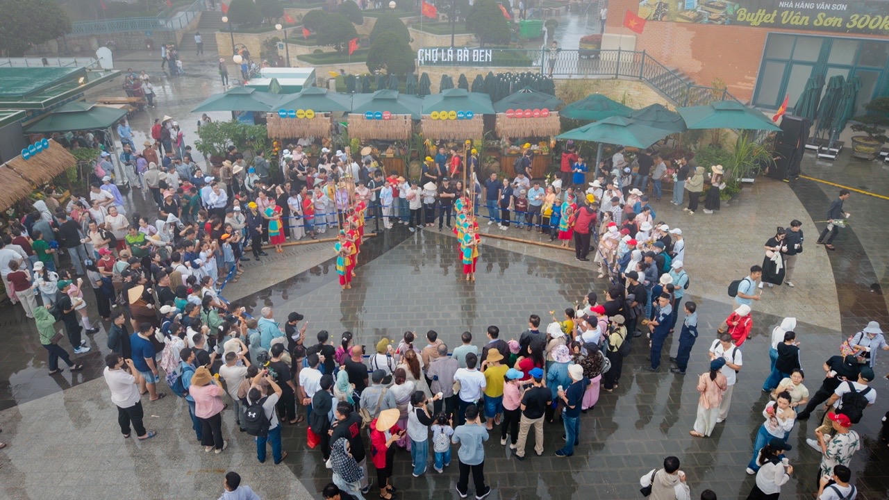 Lễ hội ở Chợ Lá. Ảnh: Tiến Dũng.