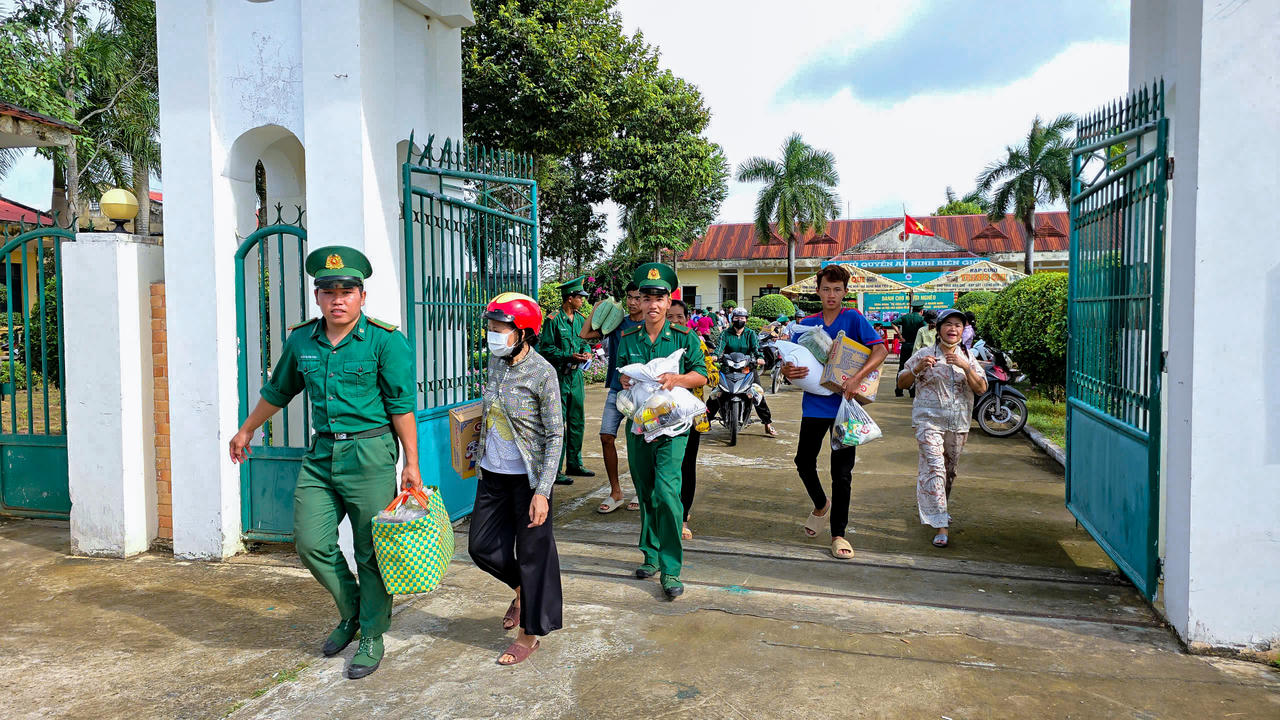 Cán bộ, chiến sĩ Đồn Biên phòng Lai Hòa hỗ trợ người dân đến nhận quà. Ảnh: Văn Long