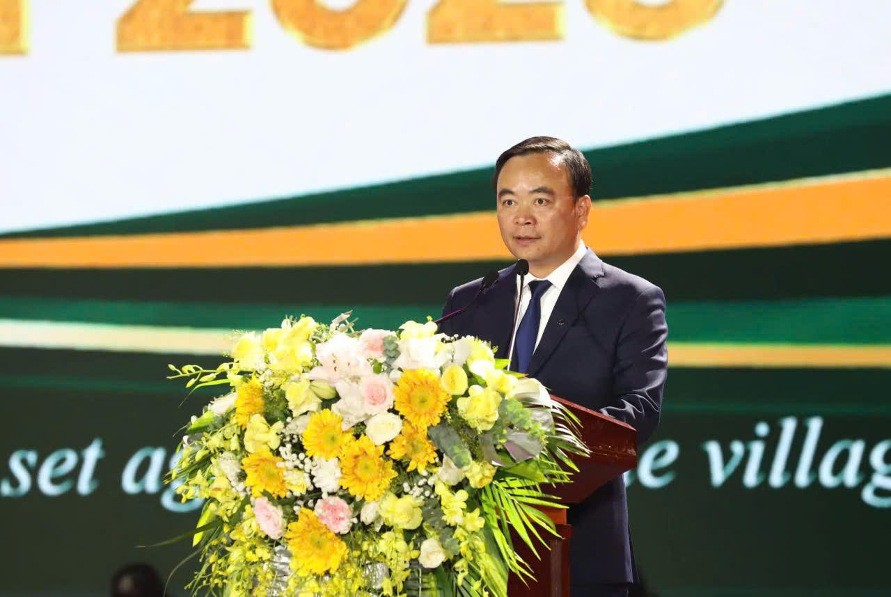 Phát biểu tại chương trình, ông Hà Trung Chiến, Phó Chủ tịch UBND tỉnh Sơn La cho biết, hướng tới kỷ niệm 81 năm Quốc khánh nước Cộng hòa xã hội chủ nghĩa Việt Nam, tỉnh Sơn La tổ chức Tuần Văn hóa - Du lịch Mộc Châu năm 2026, trong đó Đêm hội Thổ cẩm quốc tế là một hoạt động nổi bật. Thực hiện Nghị quyết số 80-NQ/TW của Bộ Chính trị về phát triển văn hóa Việt Nam, Sơn La xác định văn hóa không chỉ là nền tảng tinh thần mà còn là nguồn lực quan trọng cho phát triển nhanh, xanh và bền vững (Ảnh: PV).