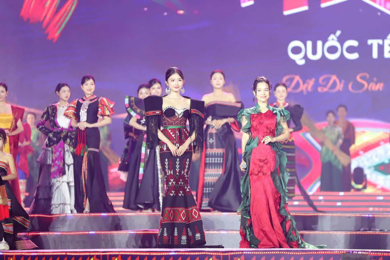 Đêm hội đã góp phần đưa những hoa văn thổ cẩm từ bản làng bước lên sân khấu bằng âm nhạc, nghệ thuật và thời trang, tạo nên không gian giao thoa giữa truyền thống và hiện đại. Đưa những câu chuyện về thổ cẩm, vẻ đẹp của di sản và hình ảnh con người Sơn La đến gần hơn với đông đảo công chúng trong nước và quốc tế (Ảnh: PV).