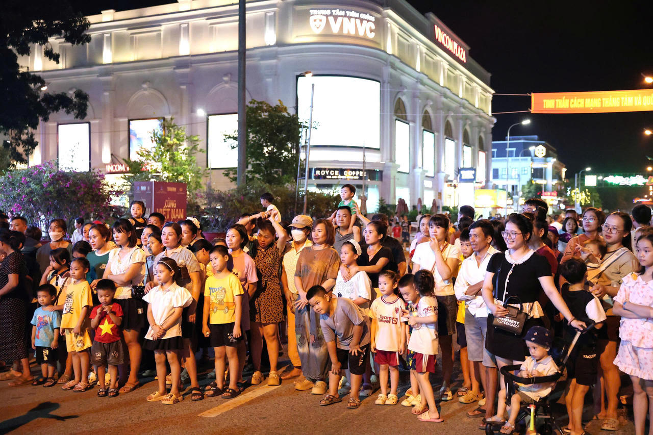 Đông đảo người dân đến xem và cổ vũ (Ảnh: CTV).