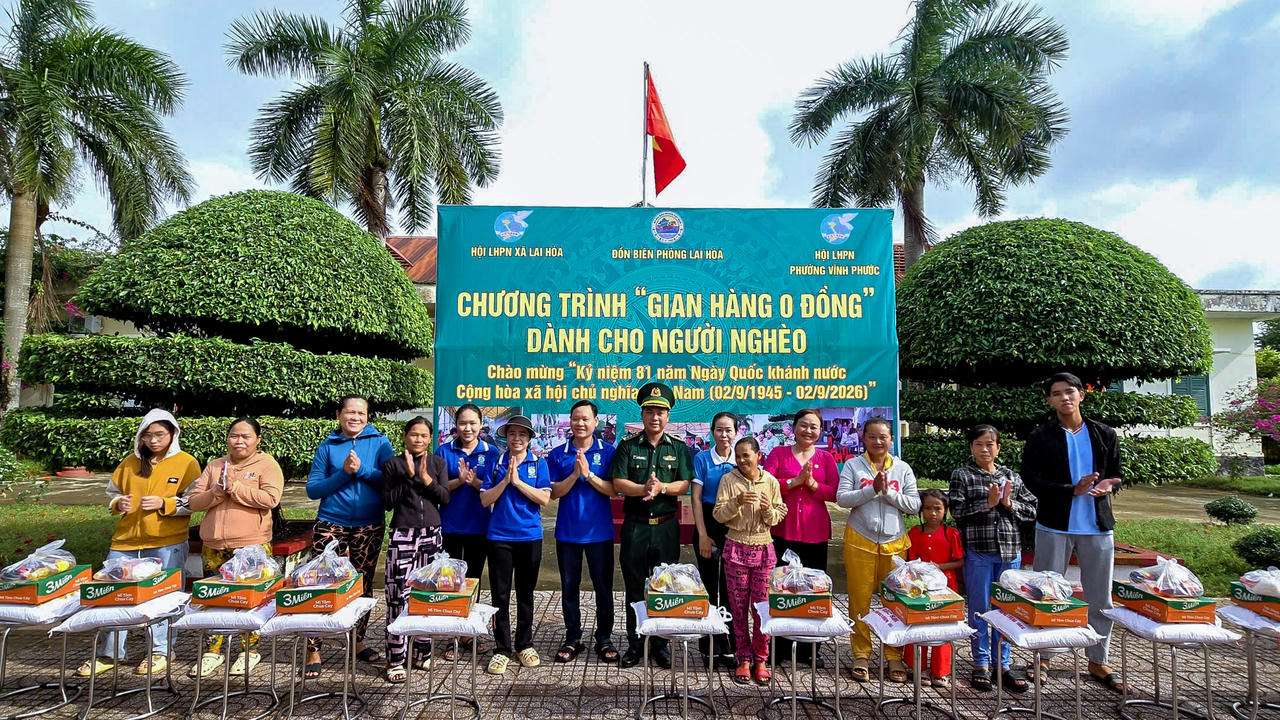 Đồn Biên phòng Lai Hòa tổ chức trao 130 phần quà cho các hộ gia đình có hoàn cảnh đặc biệt khó khăn. Ảnh: Văn Long