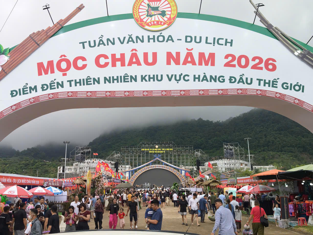 Tuần Văn hóa Du lịch Mộc Châu năm 2026 diễn ra từ ngày 27/8 đến 5/9, với chủ đề “Dệt di sản hòa giao sắc màu”. Sự kiện không chỉ là dịp tôn vinh những giá trị văn hóa truyền thống, quảng bá tiềm năng du lịch, mà còn mở ra không gian để cộng đồng các dân tộc gặp gỡ, giao lưu, giới thiệu những nét đẹp văn hóa đặc trưng của quê hương Mộc Châu đến du khách.