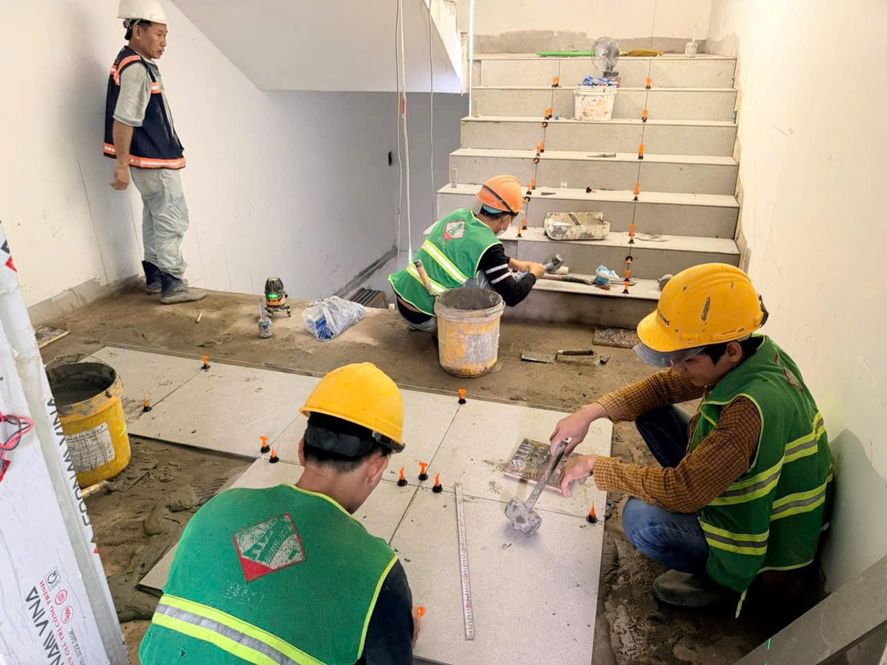 Công nhân đang tăng tốc hoàn thiện những hạng mục cuối cùng. Ảnh: Duy Khương.