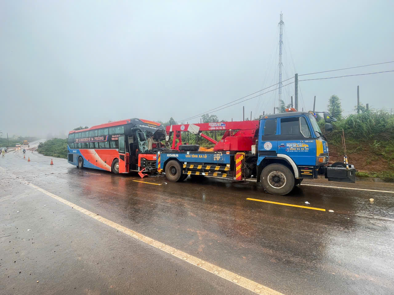 Xe cứu hộ được huy động để di chuyển phương tiện gặp nạn khỏi hiện trường. (Ảnh: Trần Hoàn)