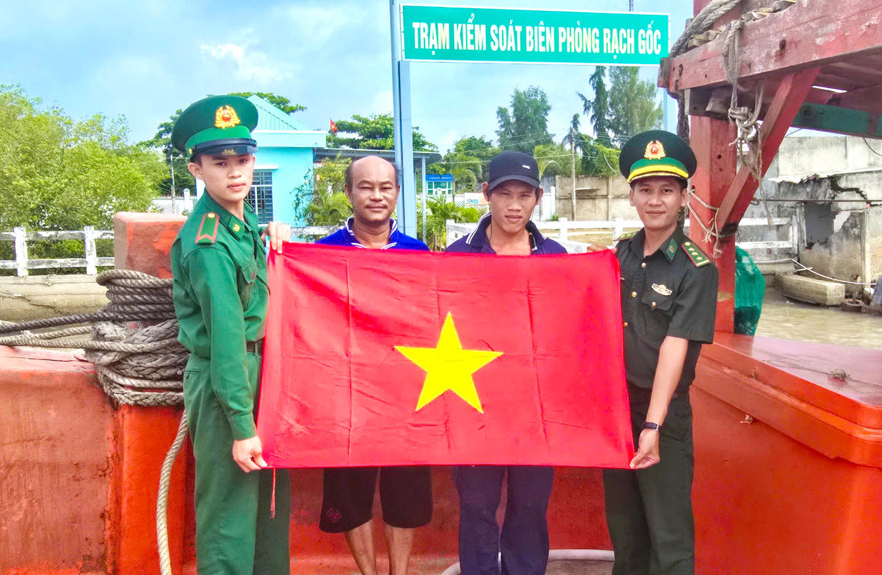 Đồn BP Rạch Gốc tặng cờ Tổ quốc cho ngư dân treo trên tàu, chào mừng Quốc khánh 2/9 khi tham gia đánh bắt trên biển (Ảnh: H.T).