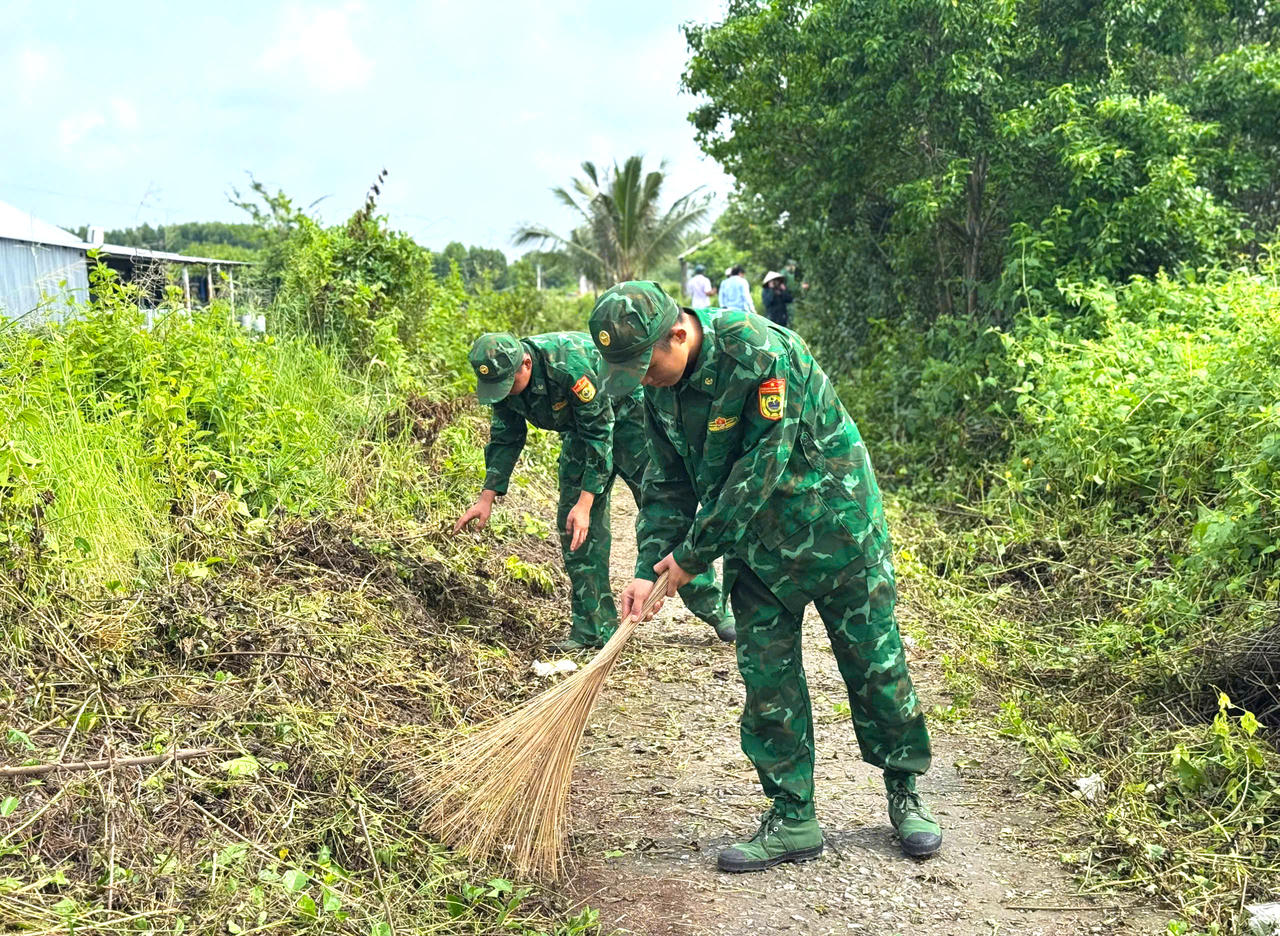 Đồn BP Khánh Tiến tổ chức dọn dẹp, vệ sinh cảnh quan môi trường trên địa bàn (Ảnh: H.T).