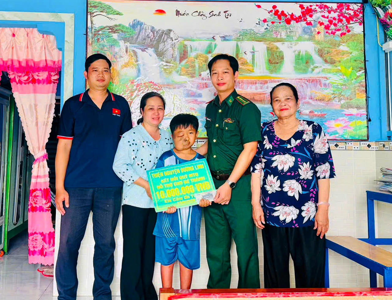 Đồn BP Cái Đôi Vàm trao học bổng cho học sinh trong chương trình “Nâng bước em tới trường – Con nuôi đồn biên phòng” trên địa bàn đơn vị phụ trách (Ảnh: H.T).