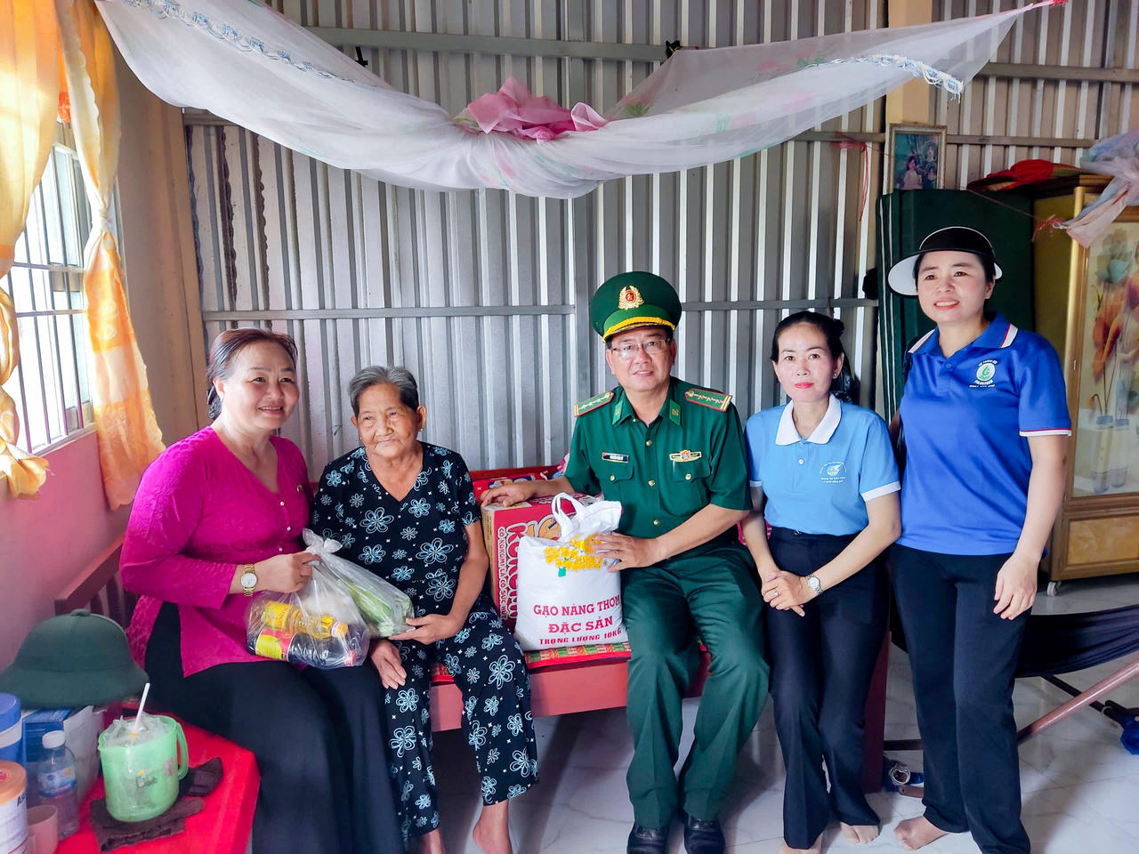 Không chỉ trao quà, cán bộ, chiến sĩ Đồn Biên phòng Lai Hòa còn đến thăm hỏi, động viên và tặng quà các cụ già neo đơn. Ảnh: Văn Long