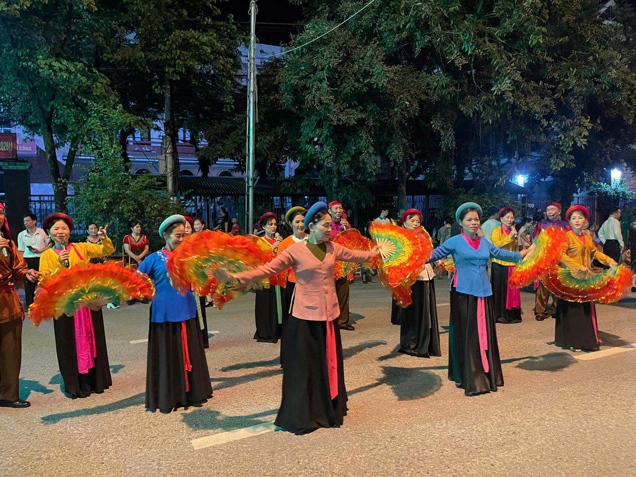 Một tiết mục trình diễn nghệ thuật trên đường Võ Nguyên Giáp tại Carnaval “Vũ điệu đường phố” (Ảnh: CTV).