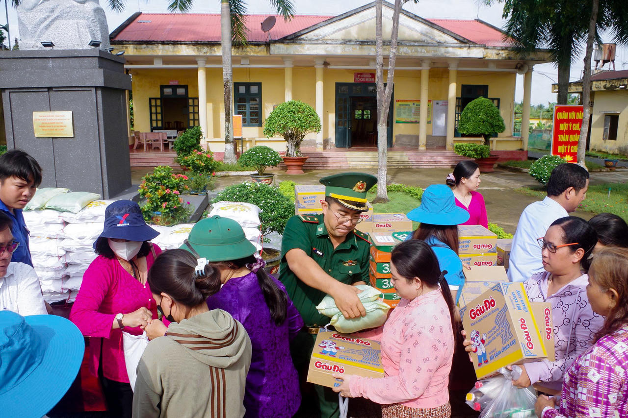 Đồn Biên phòng Lai Hòa tổ chức trao 130 phần quà cho các hộ gia đình có hoàn cảnh đặc biệt khó khăn. Ảnh: Văn Long