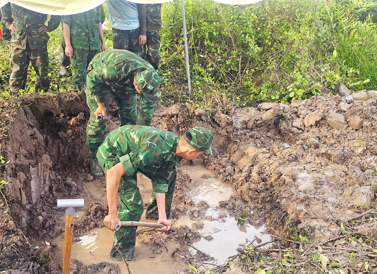 Đồn BP Cái Cùng phối hợp với địa phương tổ chức tìm kiếm, quy tập hài cốt liệt sĩ trên địa bàn (Ảnh: H.T).