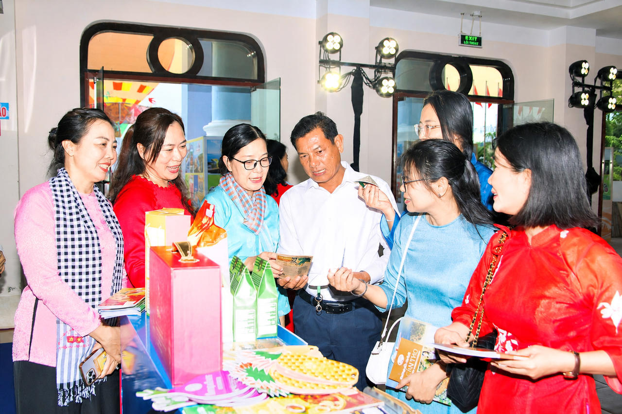 Đại biểu tham quan các sản phẩm OCOP tại Hội nghị tổng kết chương trình liên kết, hợp tác phát triển du lịch TP. Hồ Chí Minh và ĐBSCL (Ảnh: T.N).