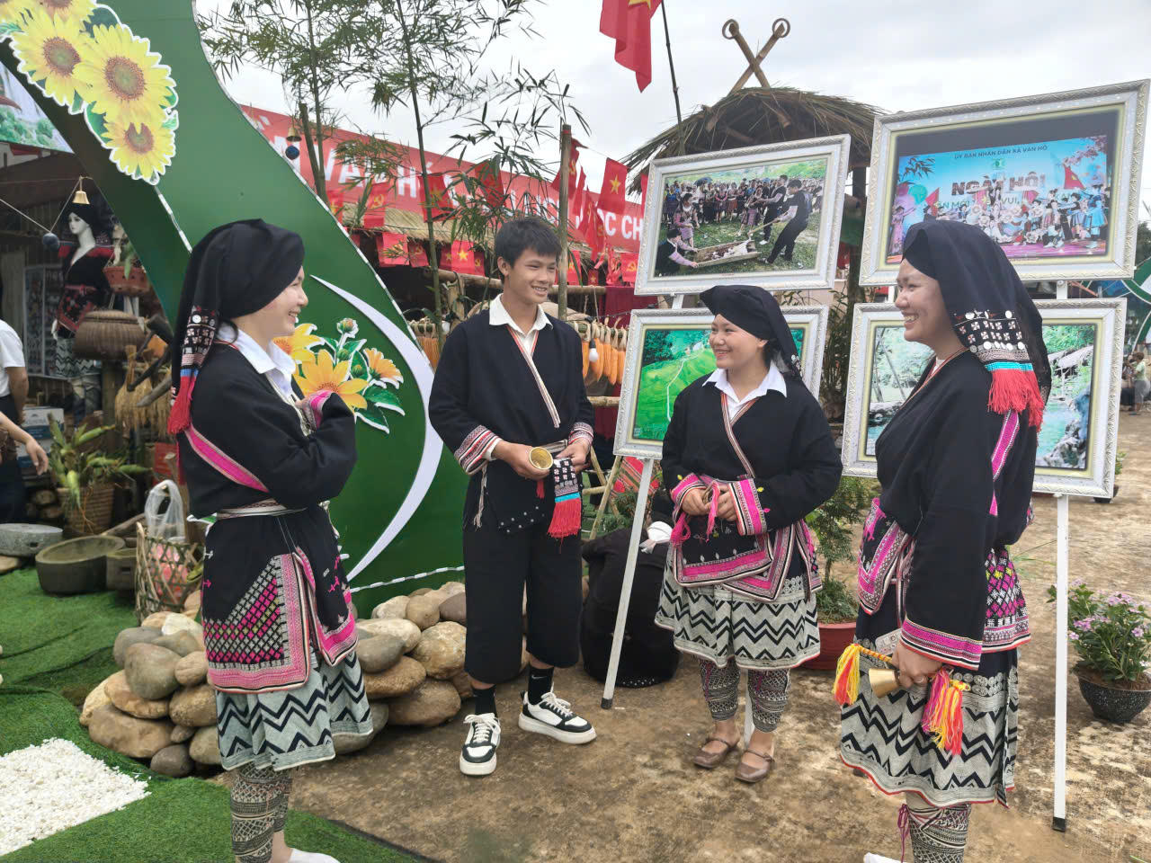 Điều làm nên sức hút của lễ hội không chỉ là quy mô của các hoạt động, mà còn ở cách văn hóa truyền thống hiện diện trong đời sống đương đại. Những điệu múa, trò chơi dân gian, trang phục, ẩm thực và phong tục của đồng bào các dân tộc được đưa đến gần hơn với du khách, trở thành những trải nghiệm sống động thay vì chỉ được giới thiệu qua sách vở hay những màn trình diễn trên sân khấu (Ảnh: QĐ).