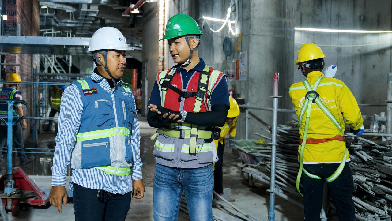 Anh Lê Hoàng Minh (áo đỏ) tự hào cho biết, được làm việc mỗi ngày tại đại công trường APEC là cách anh cống hiến sức trẻ cho Tổ quốc. Ảnh: TDC