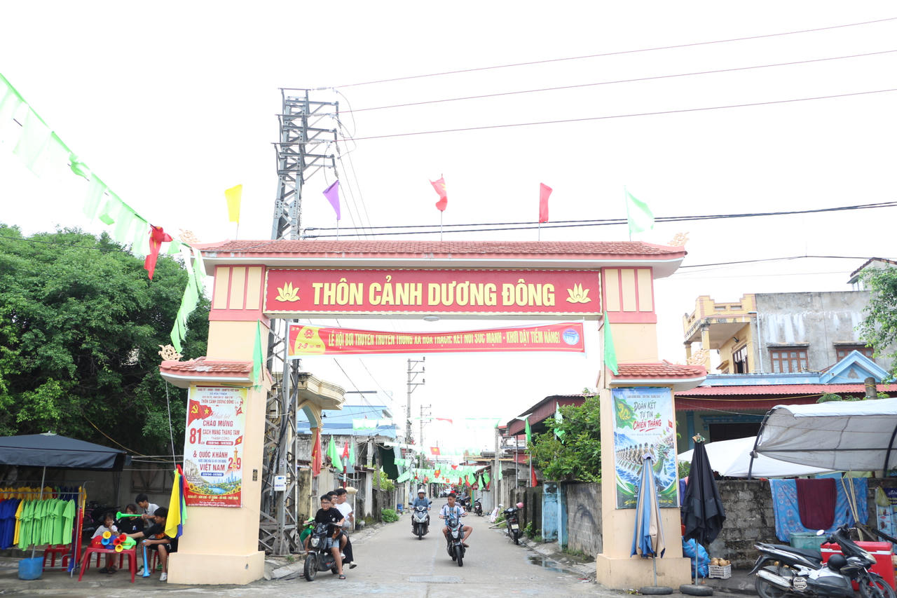 Cả làng khoác 4 màu áo, chờ ngày chải bơi rẽ sóng