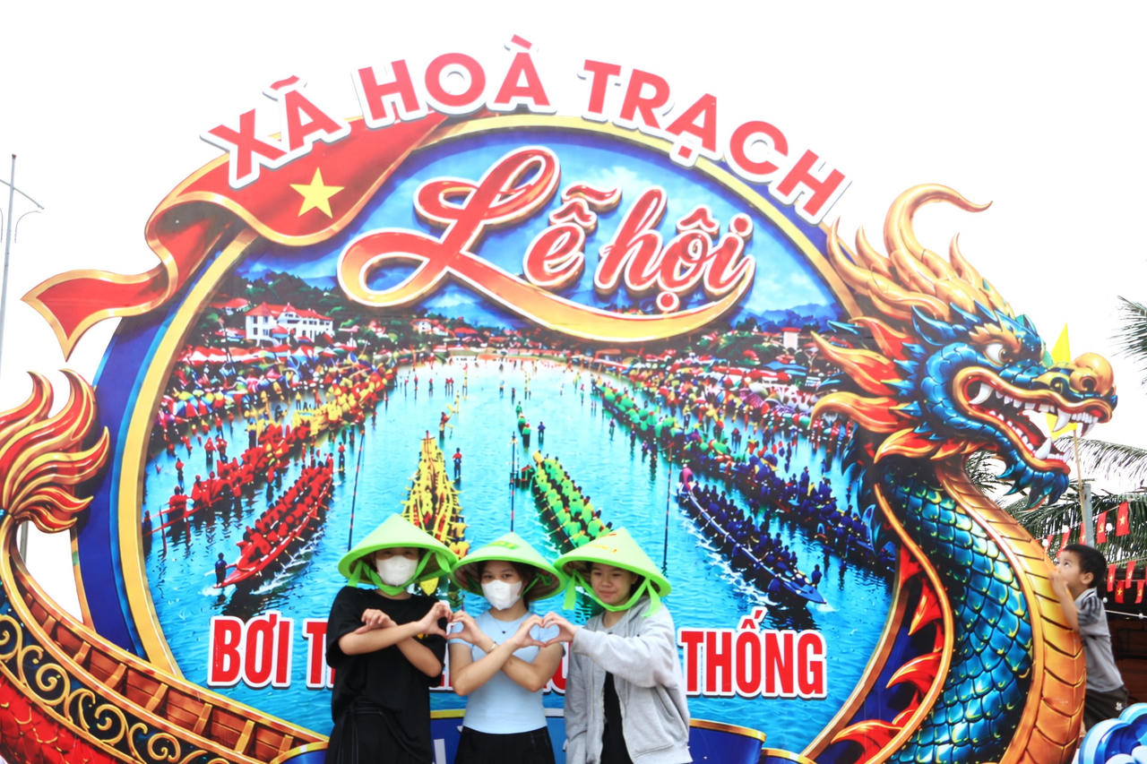 Những người trẻ hòa mình vào không khí lễ hội bơi chải, nơi các thế hệ cùng gặp nhau trong mùa Tết Độc lập của làng biển. (Ảnh: M.P)