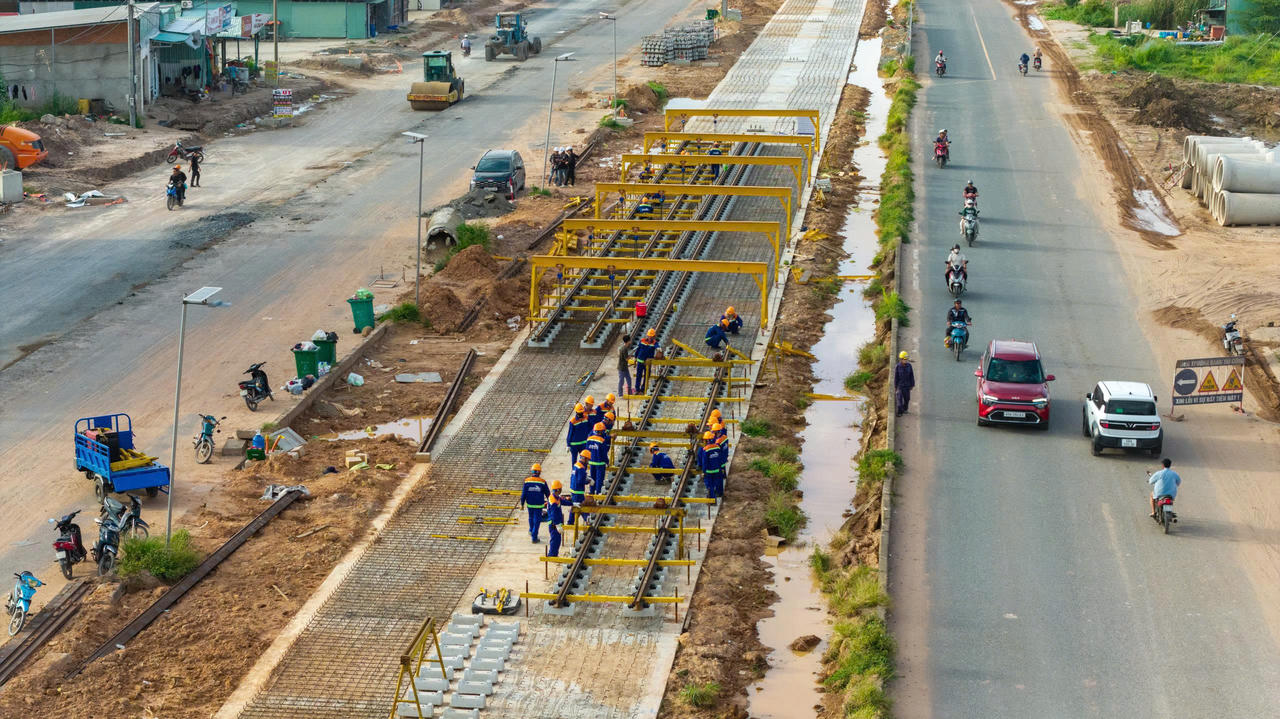 Trong kỳ nghỉ lễ 2/9, các công nhân trên công trường tuyến LRT Phú Quốc đang tập trung lắp đặt những kilomet ray đầu tiên. Ảnh: TDC