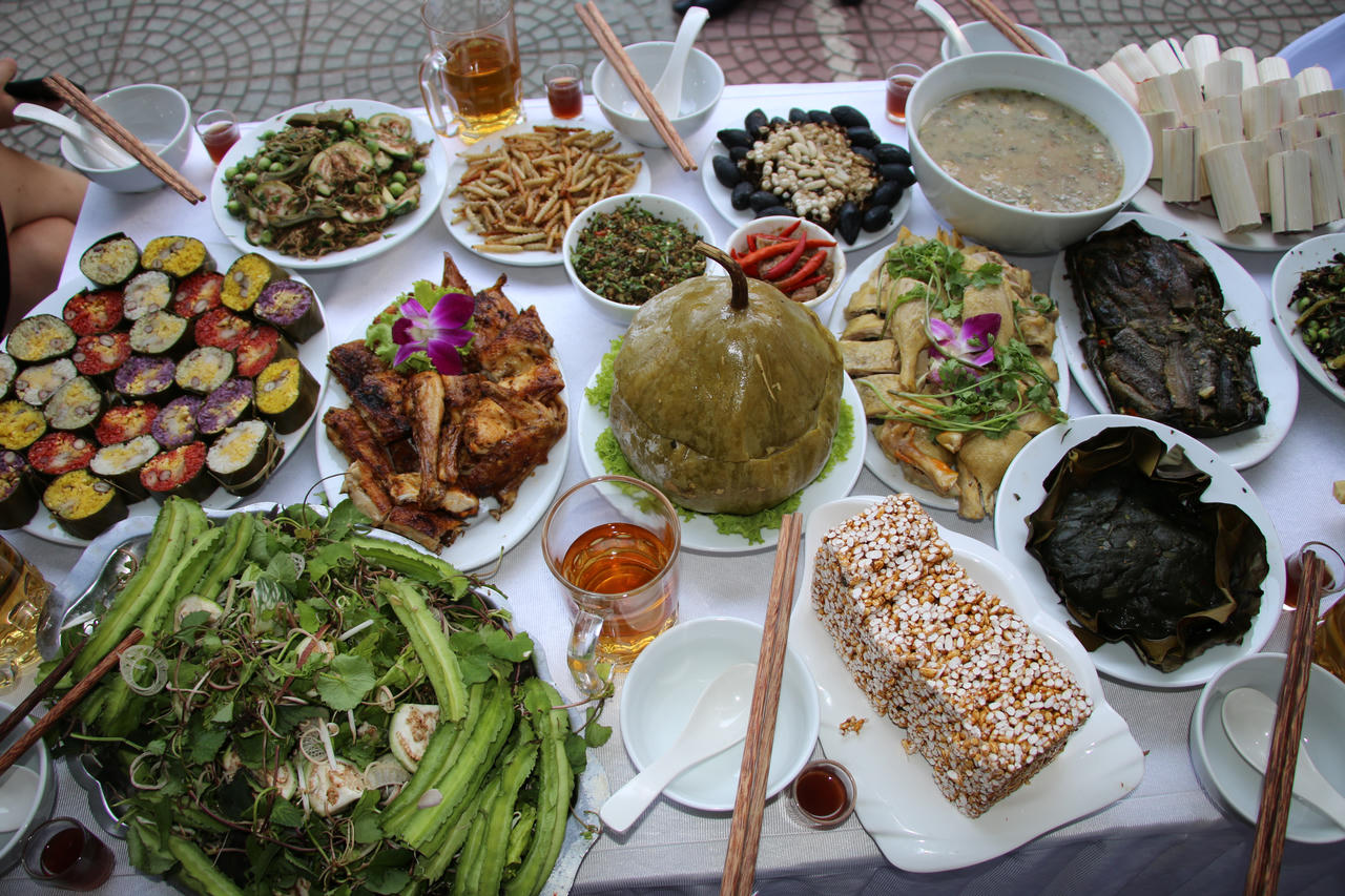 Nhiều món ăn mang vị thơm nồng của gia vị núi rừng; có món giữ trọn vị ngọt tự nhiên của cá suối; lại có những món gây ấn tượng bởi cách trình bày mộc mạc nhưng tinh tế. Đằng sau mỗi món ăn không chỉ là câu chuyện về nguyên liệu hay cách chế biến, mà còn là câu chuyện về cuộc sống, phong tục và tập quán của đồng bào (Ảnh: PV).
