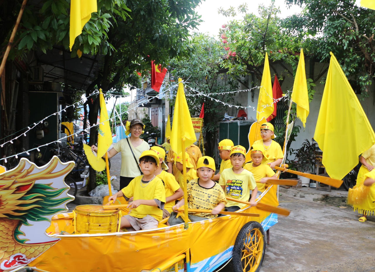 Cả làng khoác 4 màu áo, chờ ngày chải bơi rẽ sóng