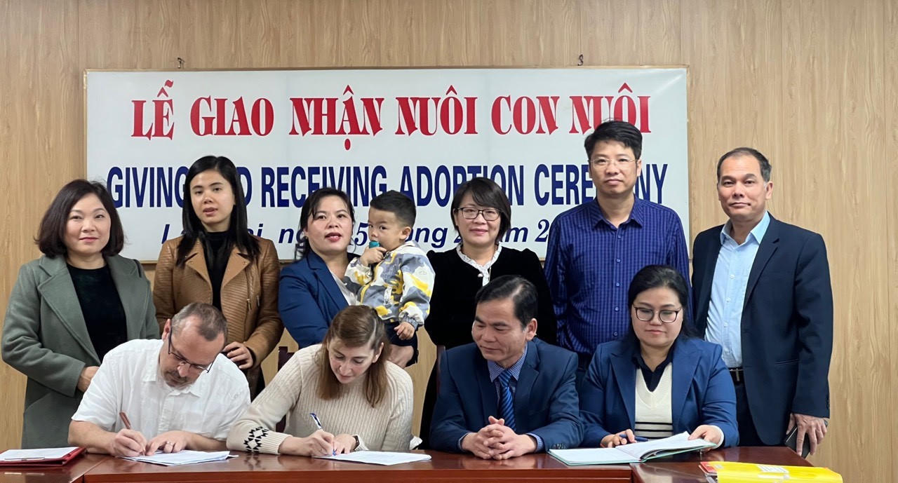 Một lễ giao nhận nuôi con nuôi tại Lào Cai. (Ảnh: Nguyễn Hải - Lê Hằng)