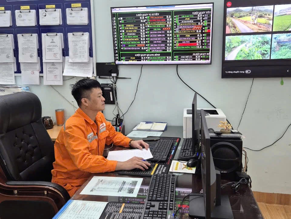 Anh Đỗ Trung Kiên, nhân viên Tổ trực vận hành Điện lực Vị Xuyên, Công ty Điện lực Tuyên Quang thực hiện nhiệm vụ trực vận hành trong dịp Quốc khánh 2/9