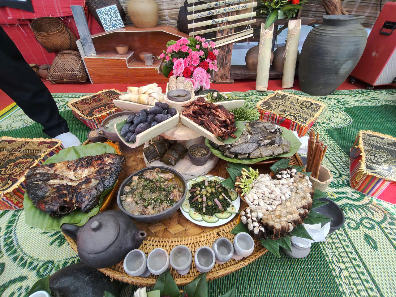 Ẩm thực không chỉ làm phong phú đời sống cộng đồng mà còn trở thành một sản phẩm du lịch giàu bản sắc. Du khách đến Sơn La không chỉ tìm kiếm những mùa hoa, những bản làng giữa núi rừng hay trải nghiệm văn hóa, mà còn muốn được ngồi bên mâm cơm, thưởng thức món ngon và nghe kể về câu chuyện phía sau từng món ăn.