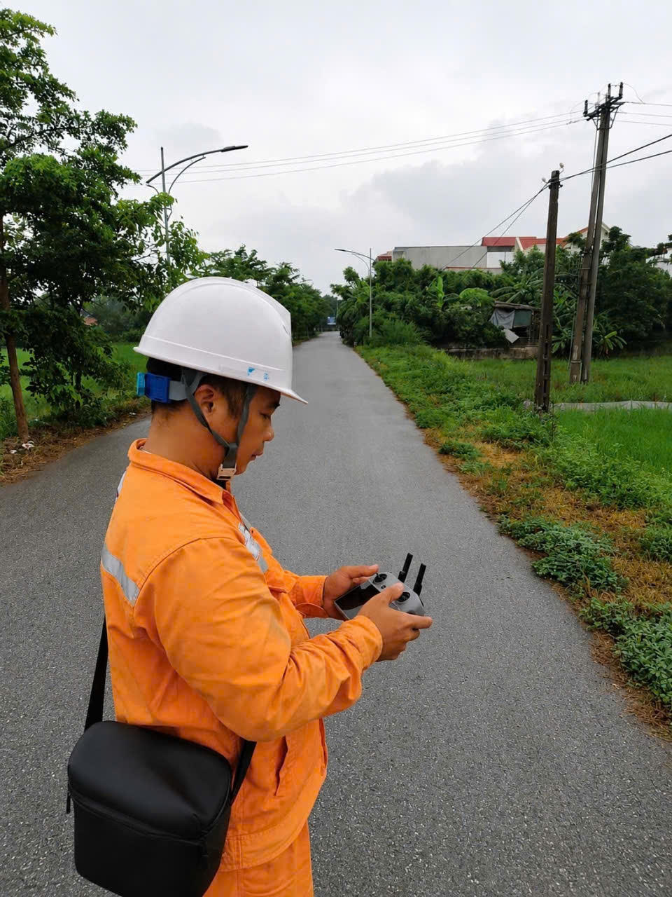 Anh Tạ Duy Giang, nhân viên Điện lực Thanh Liêm, Công ty Điện lực Ninh Bình kiểm tra lưới điện, chủ động phát hiện và xử lý các nguy cơ ảnh hưởng đến vận hành