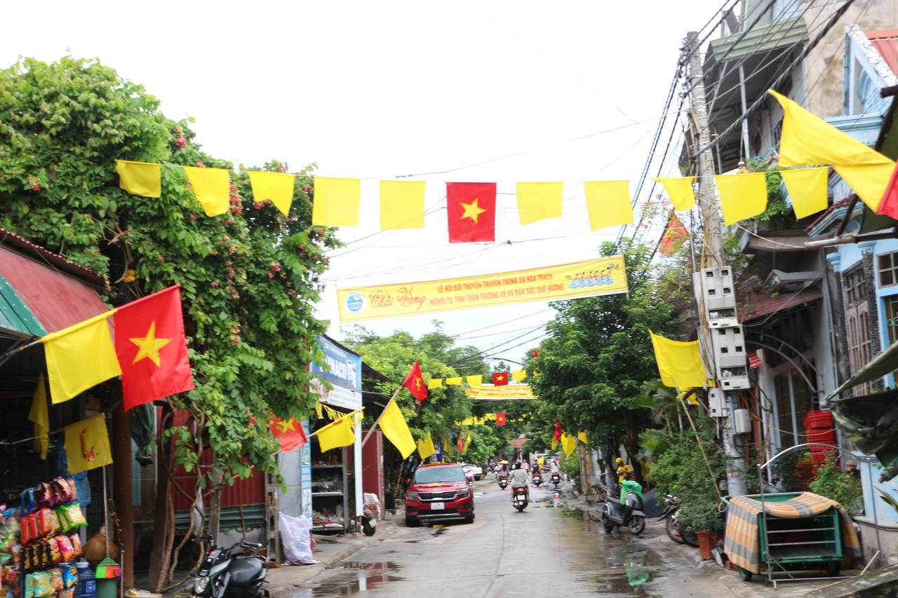 Cả làng khoác 4 màu áo, chờ ngày chải bơi rẽ sóng