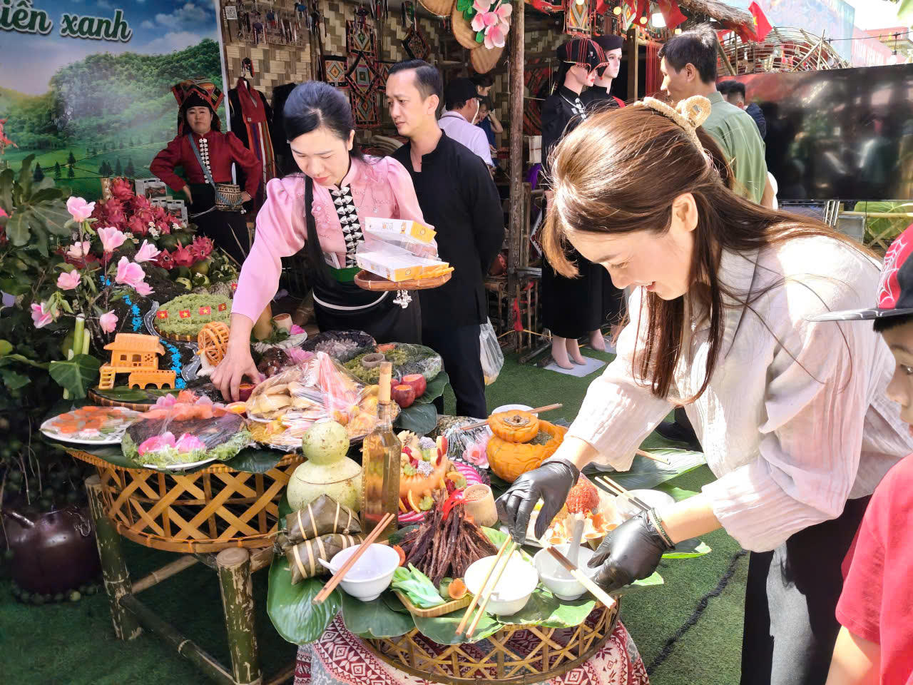Những gian hàng được trang trí bằng sắc màu văn hóa dân tộc nổi bật giữa không gian lễ hội. Bên trong, những mâm cơm được chuẩn bị công phu, mỗi món ăn mang một hương vị, cách trình bày riêng, gợi lên hình ảnh đời sống bình dị của đồng bào vùng cao (Ảnh: PV).