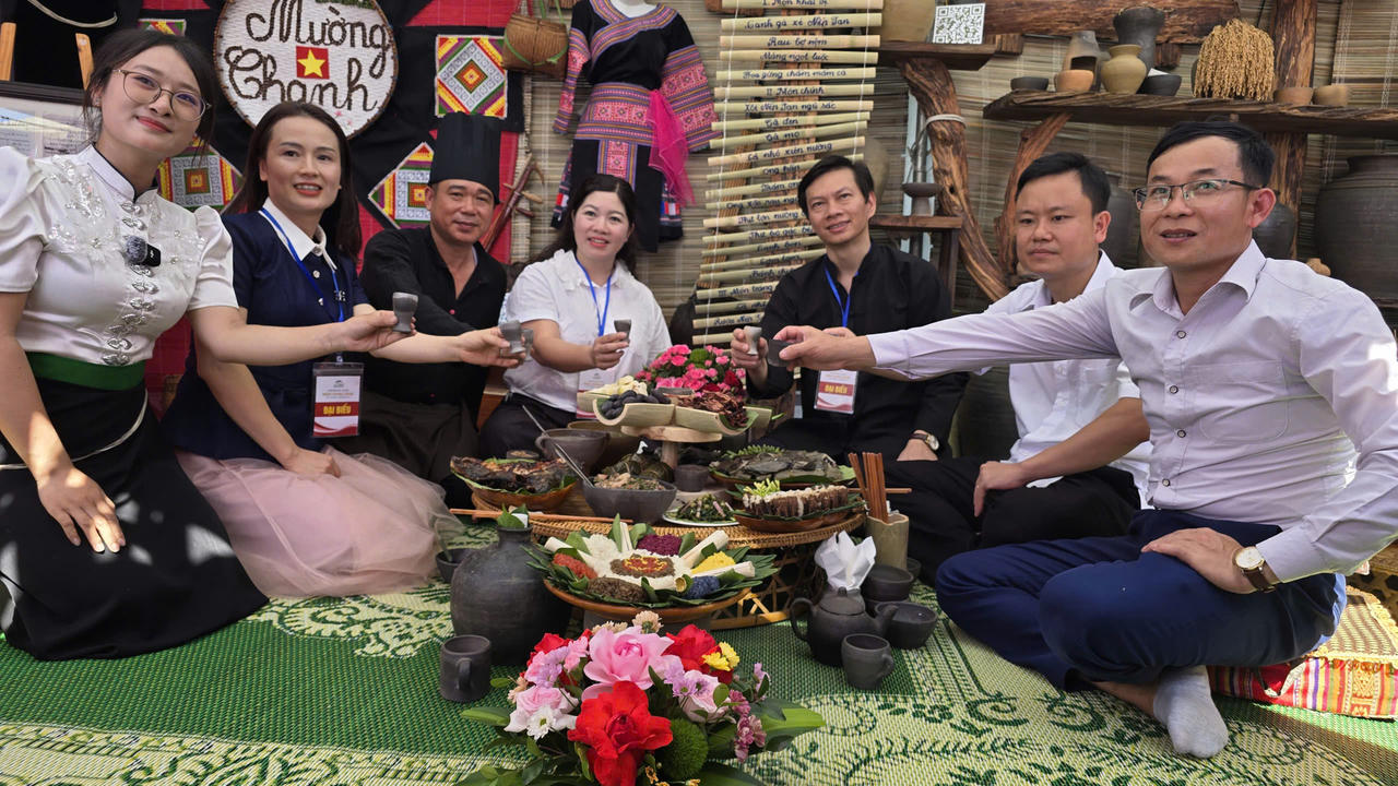 Sơn La là vùng đất hội tụ của 12 dân tộc anh em. Trong quá trình sinh sống, lao động và gắn bó với núi rừng, mỗi dân tộc đã hình thành những phong tục, tập quán và cách chế biến món ăn riêng. Những công thức tưởng chừng giản đơn được trao truyền từ thế hệ này sang thế hệ khác, trở thành một phần ký ức và đời sống văn hóa của mỗi cộng đồng (Ảnh: PV).