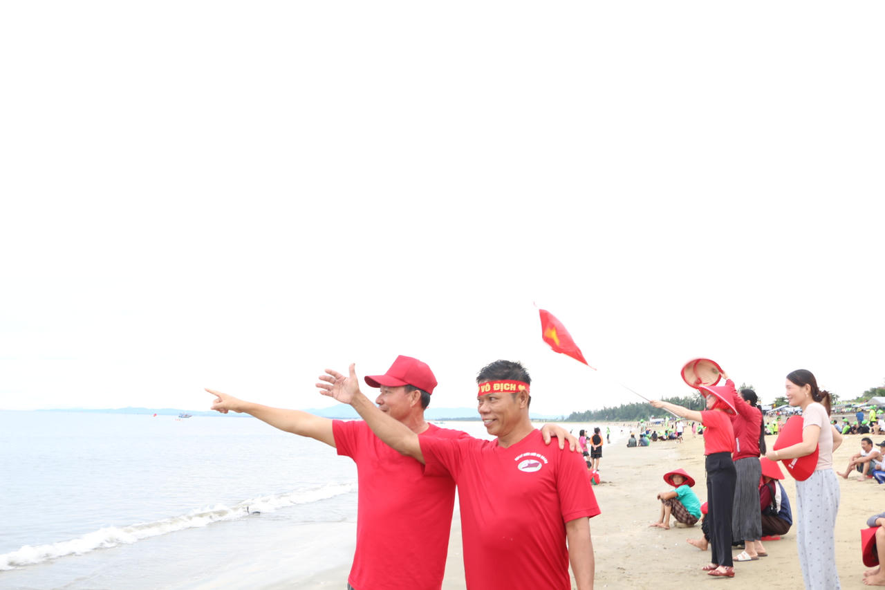 Ông Lê Sơn Tùng chia sẻ về ý nghĩa của hội bơi chải và tinh thần người dân cùng góp công, góp của cho ngày hội. (Ảnh: M.P)
