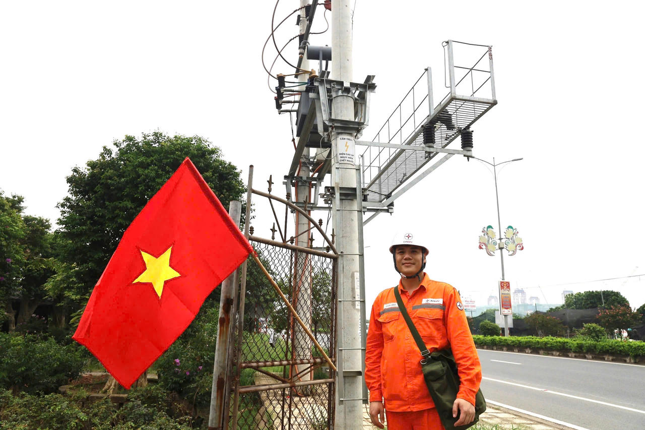 Kỹ sư Lê Đức Cường, Điện lực Văn Giang, Công ty Điện lực Hưng Yên kiểm tra thiết bị bằng camera ảnh nhiệt tại Trạm biến áp Như Phượng 1
