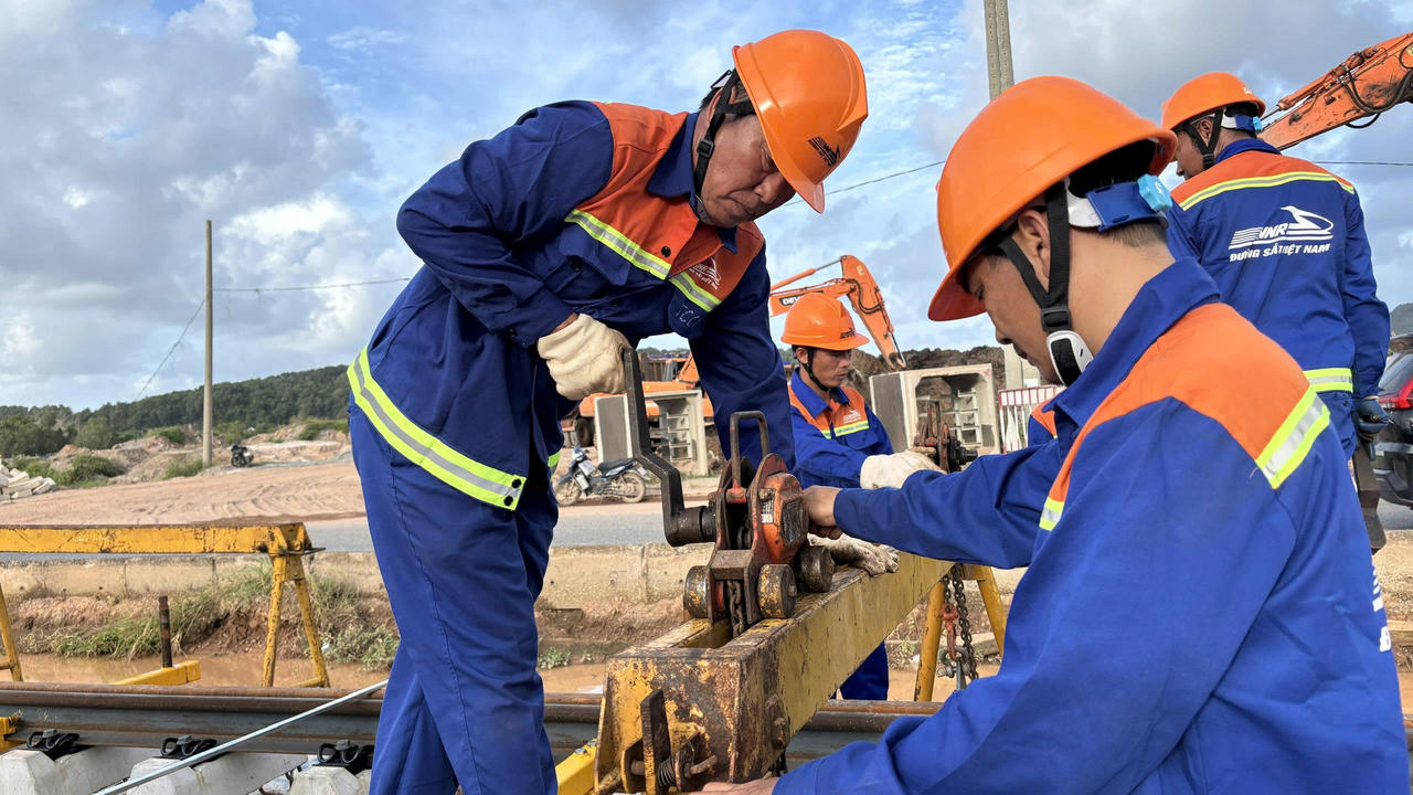 Ông Lê Quý Công (phía bên trái ảnh) là một trong những công nhân giàu kinh nghiệm được ban điều hành tin tưởng giao nhiệm vụ tham gia thi công tuyến LRT Phú Quốc. Ảnh: Thanh Vũ