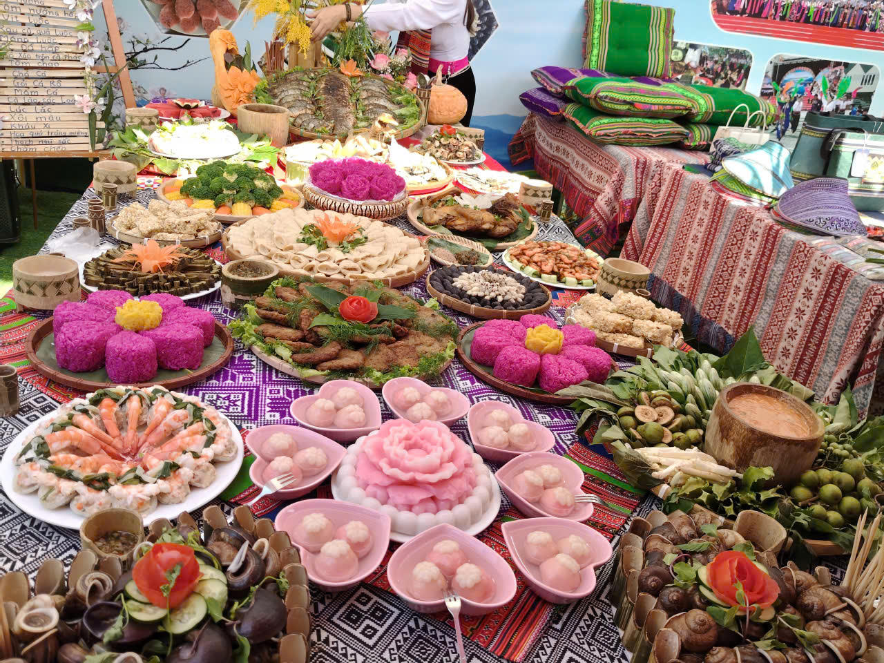 Đáng chú ý, từ những mâm cơm truyền thống trong mỗi gia đình, nhiều món ăn của đồng bào các dân tộc Sơn La đang dần bước ra khỏi không gian bản làng để trở thành những sản phẩm được giới thiệu tại nhà hàng, khách sạn và các điểm du lịch (Ảnh: PV).