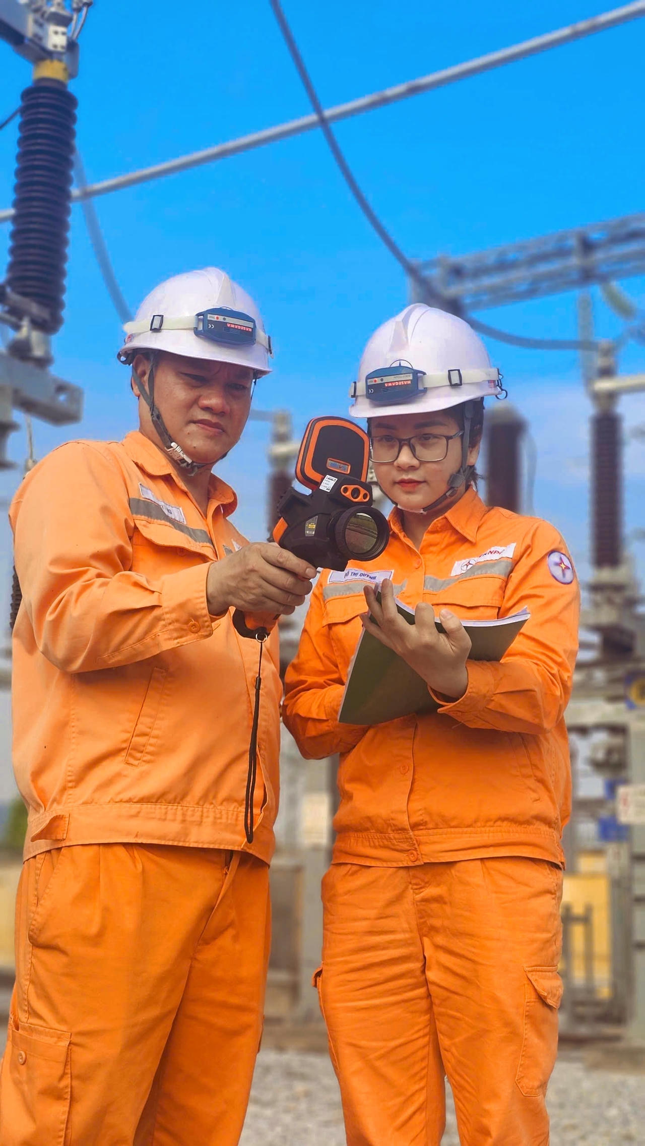 Chị Đỗ Thị Quỳnh, nhân viên Xí nghiệp Lưới điện Cao thế Quảng Ninh, Công ty Điện lực Quảng Ninh thực hiện nhiệm vụ trong ca trực dịp Quốc khánh 2/9