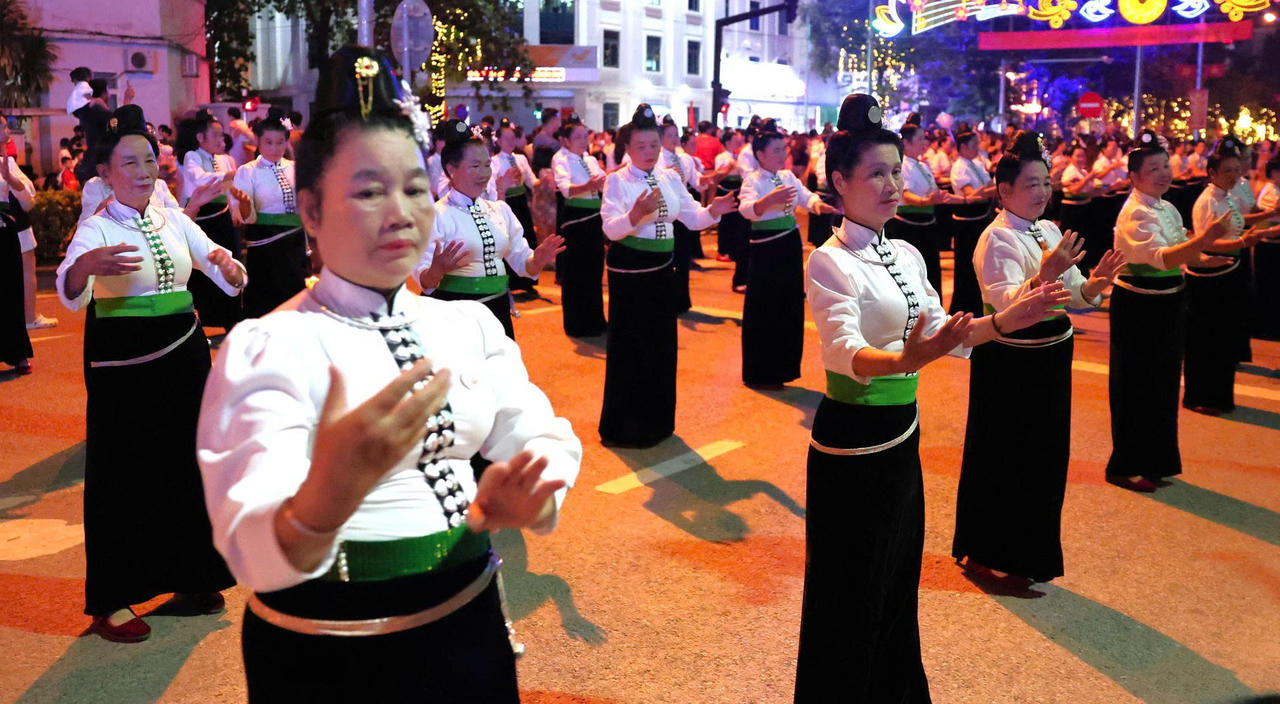 Đặc sắc đêm Carnaval 'Vũ điệu đường phố' tại Điện Biên