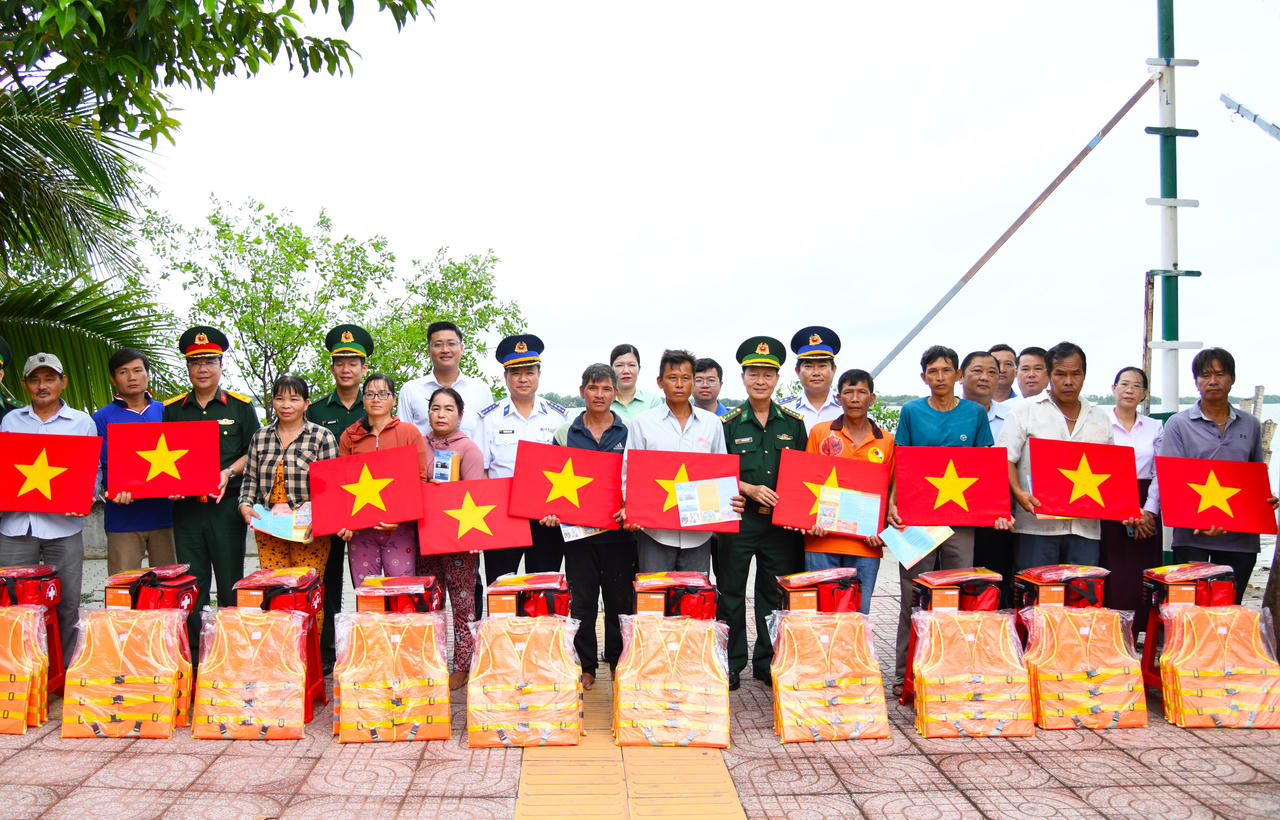  Trao quà cho bà con ngư dân tại phà An Thới Đông - Hiệp Phước, TP. Hồ Chí Minh. Ảnh: Đức Định.