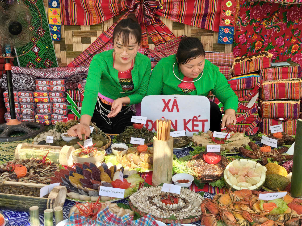 Giữa không gian văn hóa rực rỡ của Mộc Châu trong những ngày Tết Độc lập, những món ăn dân tộc giản dị mà tinh tế góp thêm một sắc màu riêng cho bức tranh du lịch Sơn La đến với du khách thập phương (Ảnh: PV).