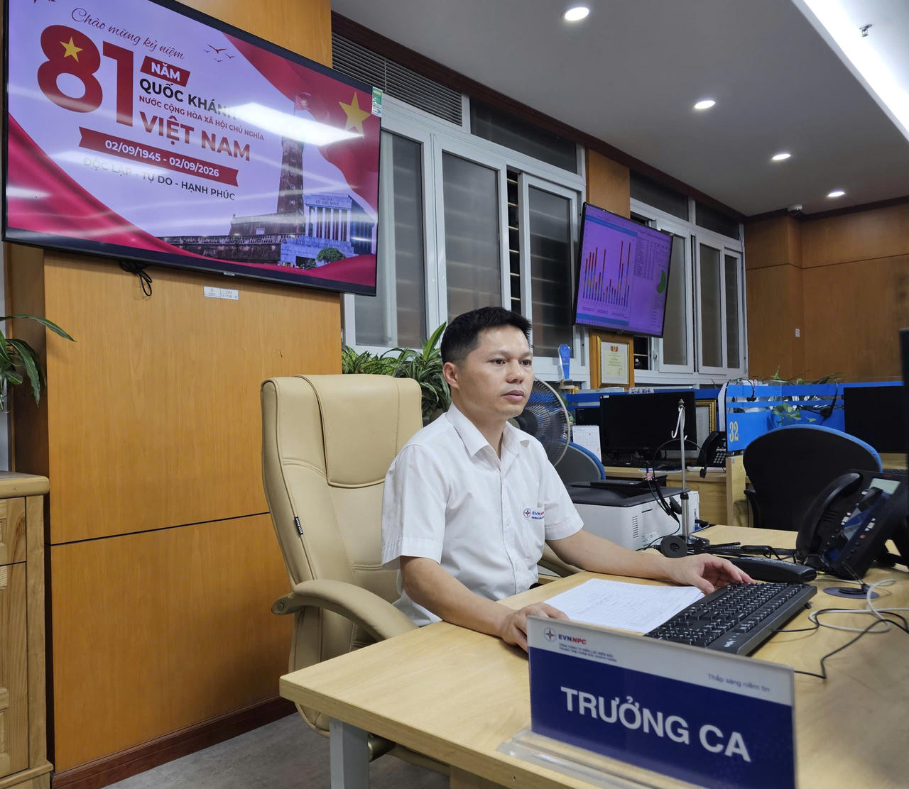 Chăm sóc khách hàng cùng đồng nghiệp duy trì trực 24/7, sẵn sàng tiếp nhận và hỗ trợ khách hàng trong dịp Quốc khánh 2/9