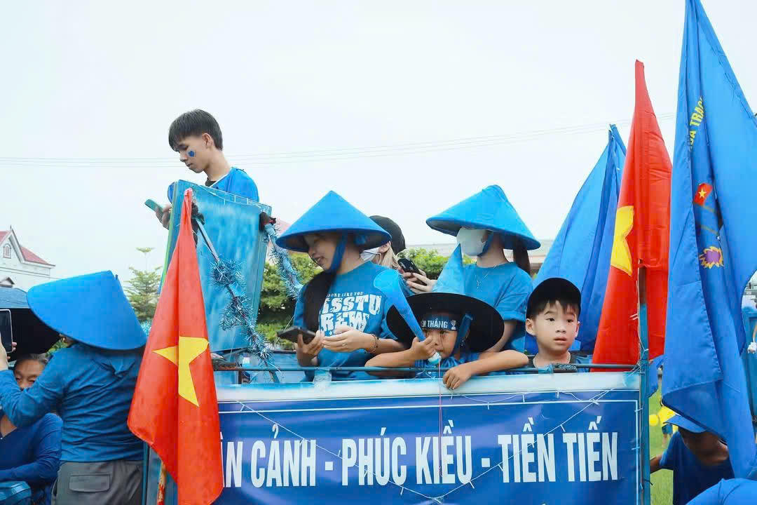 Cả làng khoác 4 màu áo, chờ ngày chải bơi rẽ sóng