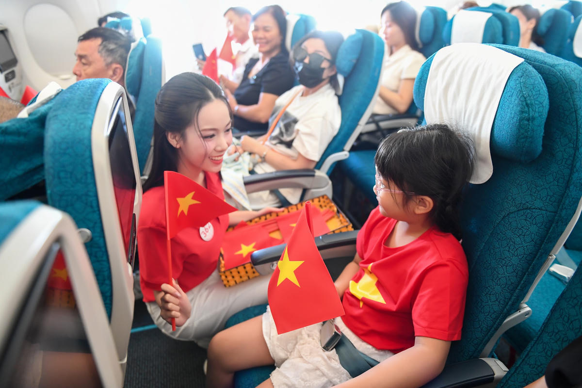 Giai điệu Quốc khánh vang lên ở độ cao 10.000 mét trên chuyến bay Vietnam Airlines