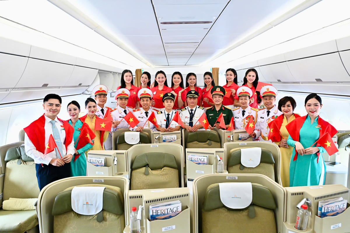 Cán bộ, chiến sĩ Đoàn Nghi lễ Quân đội cùng các thí sinh Hoa hậu Việt Nam sau khi chuyến bay hạ cánh tại sân bay Tân Sơn Nhất.