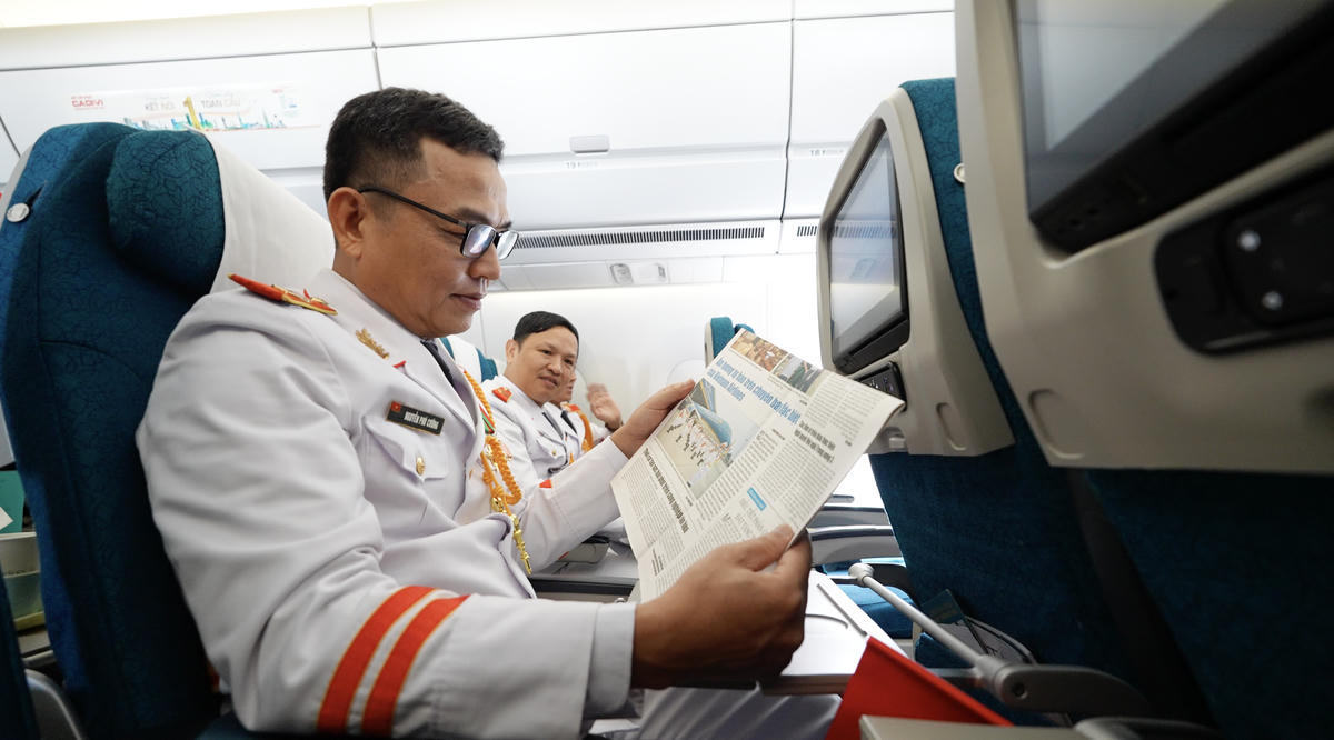 Những trang báo Quân đội nhân dân giới thiệu với hành khách về những ngày tập luyện của cán bộ, chiến sĩ Đoàn Nghi lễ Quân đội cho chương trình mừng Quốc khánh.