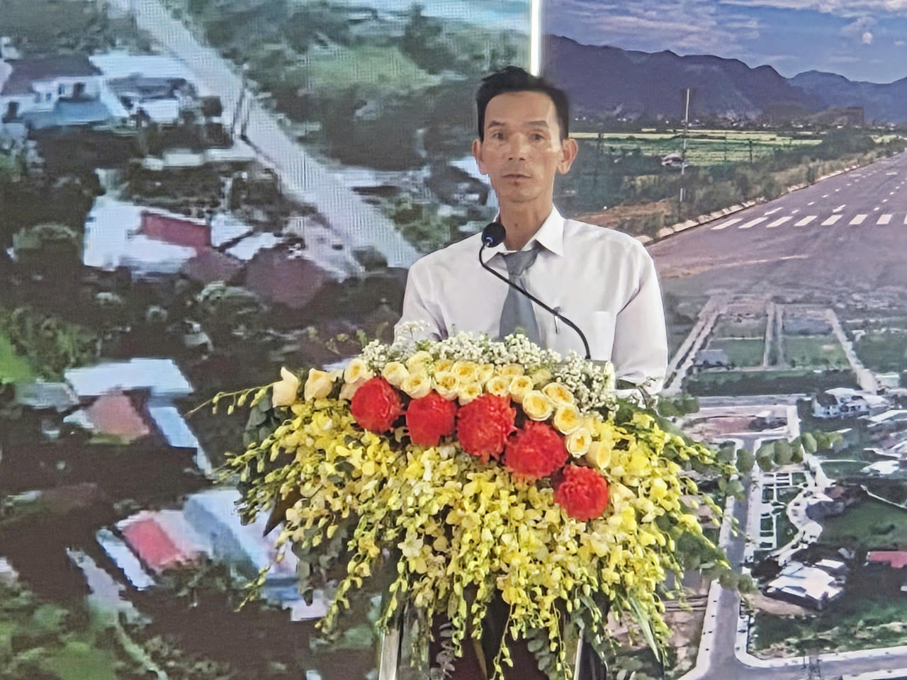 Ông Võ Thế Văn, Phó Giám đốc phụ trách Ban Quản lý dịch vụ công ích và Phát triển quỹ đất phường An Nhơn Đông phát biểu tại Lễ Khánh thành. Ảnh: Ngọc Châu.