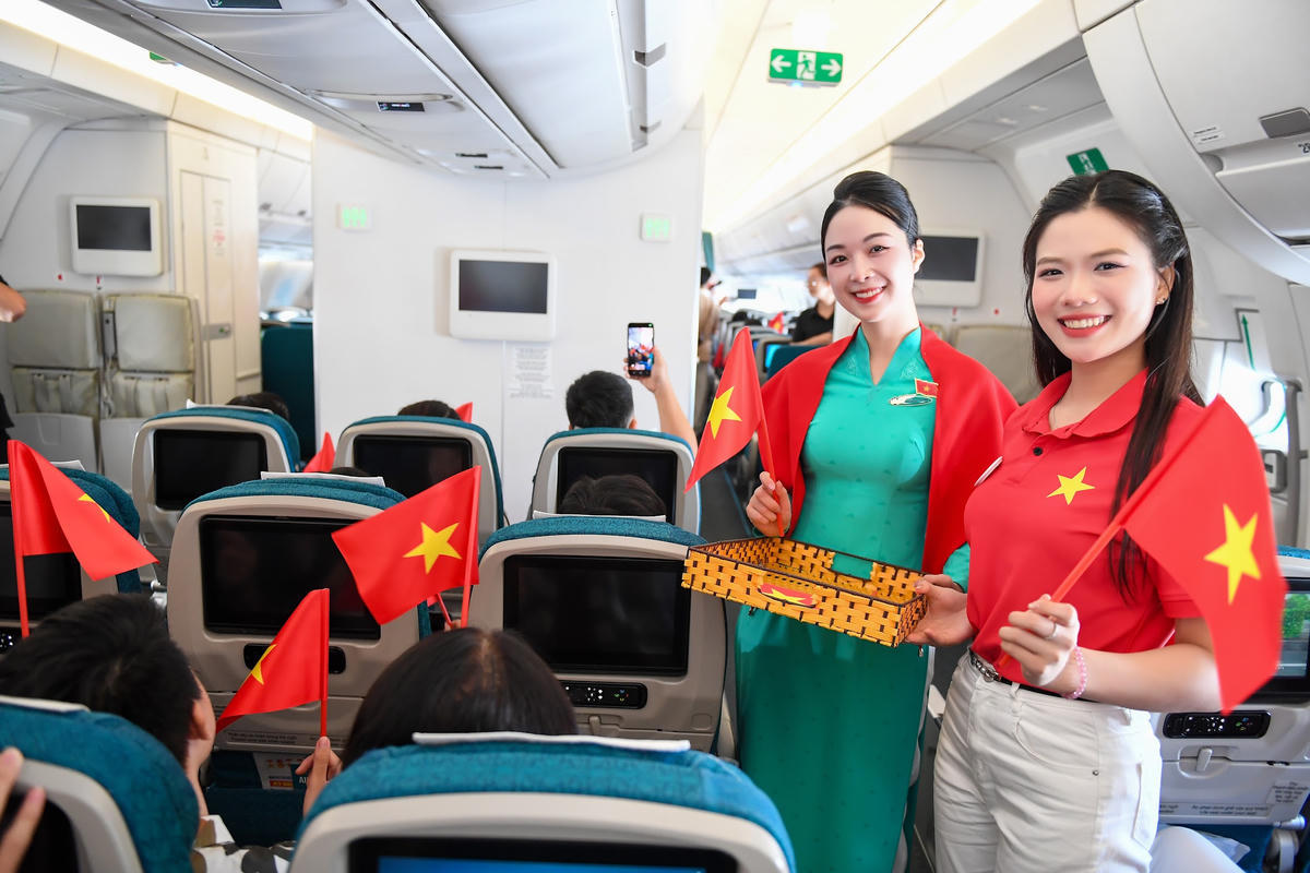 Giai điệu Quốc khánh vang lên ở độ cao 10.000 mét trên chuyến bay Vietnam Airlines