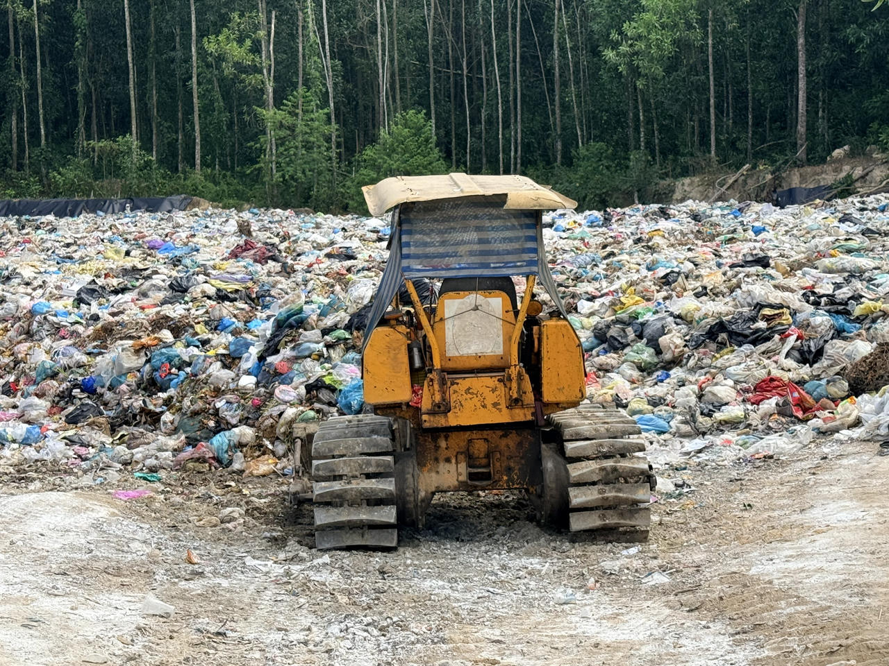 Cùng với việc bảo đảm không để rác ùn ứ trước mắt, Quảng Ngãi cần đẩy nhanh các dự án xử lý rác tập trung, xác định rõ vị trí, quy mô và công suất phù hợp từng khu vực (ảnh Vân Anh)