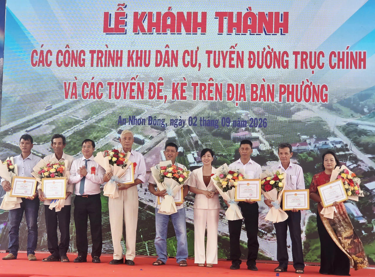 Ban tổ chức khen thưởng các tập thể, cá nhân tiêu biểu trong triển khai thi công và giải phóng mặt bằng tại các công trình. Ảnh: Ngọc Châu.